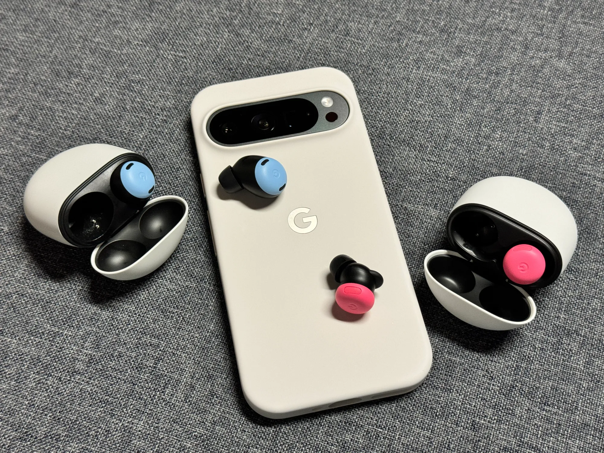 À esquerda, os Google Pixel Buds Pro na cor azul baía. À direita os novos Pixel Buds Pro 2 na cor peónia.