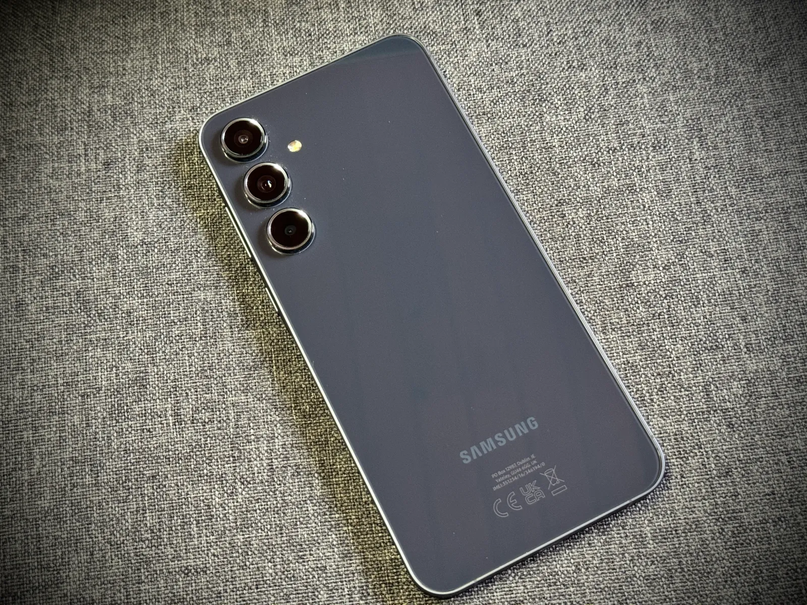 Traseira do Samsung Galaxy A55 com proteção Gorilla Glass.