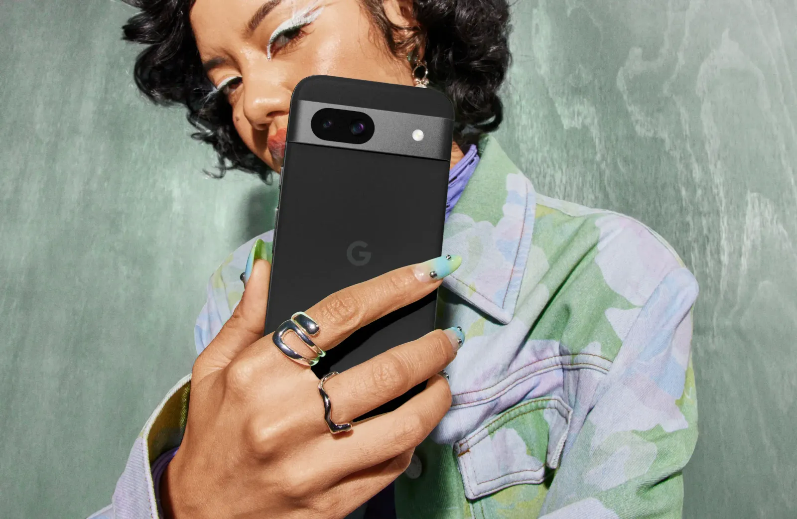 Google Pixel 8a na cor obsidiana