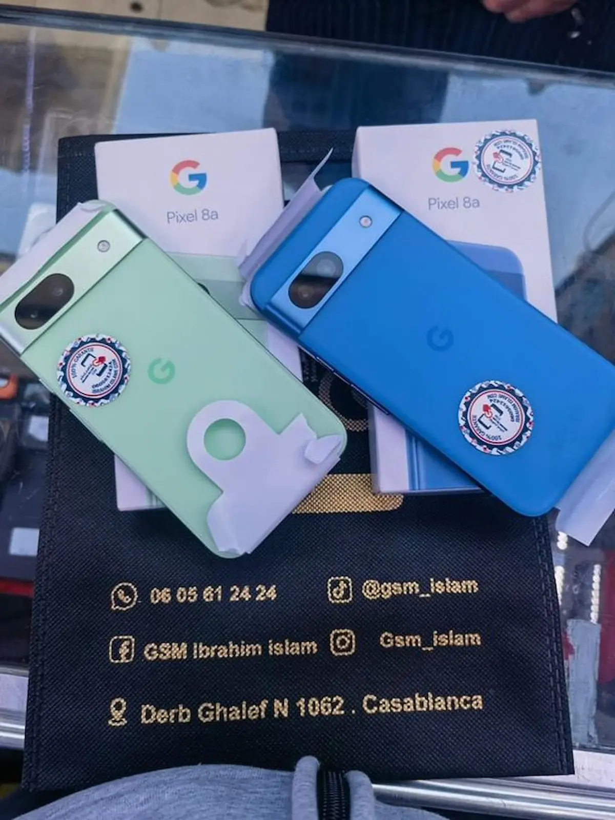 Imagens do alegado Google Pixel 8a em verde a azul