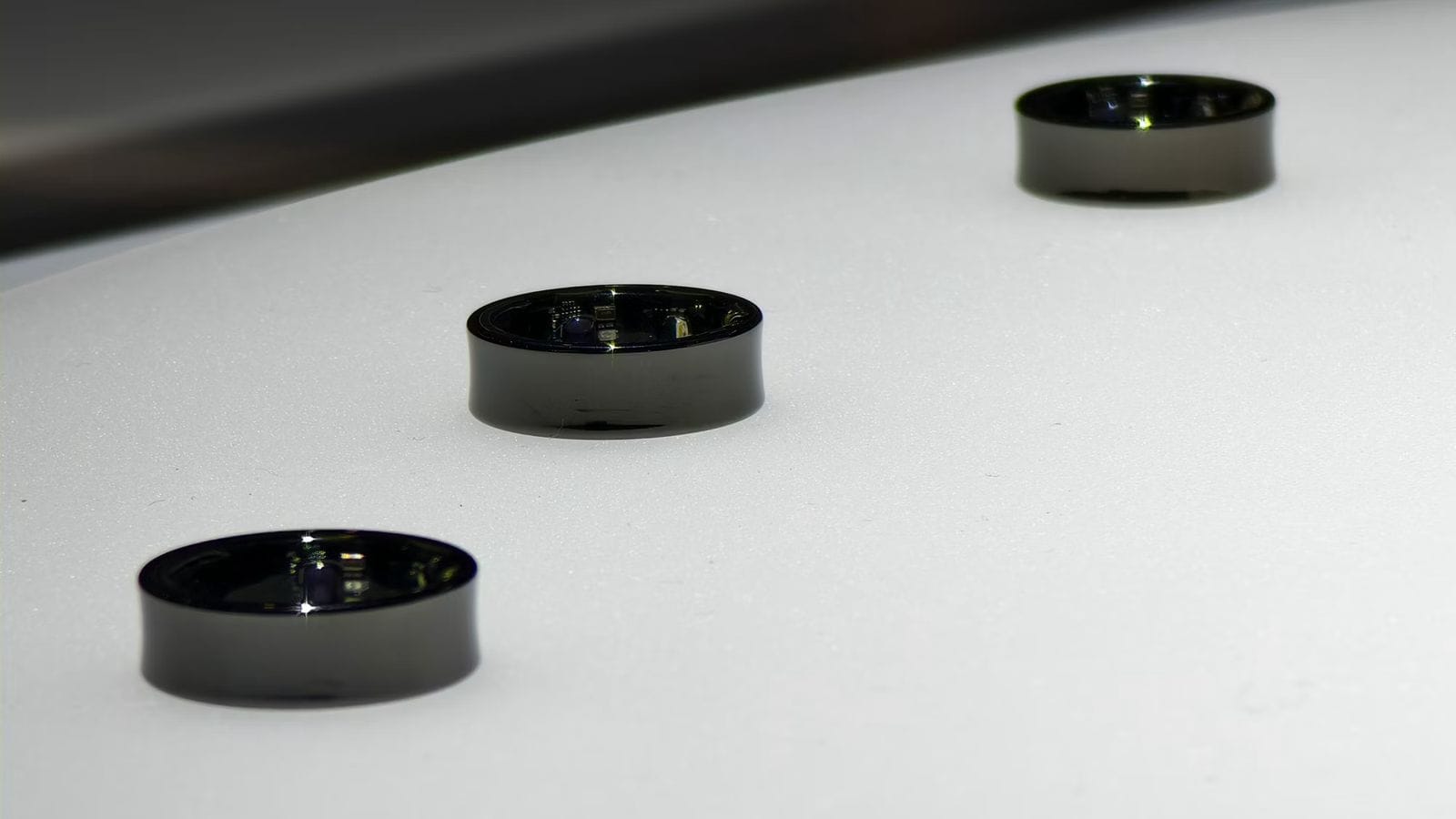 A Samsung revelou finalmente o Galaxy Ring durante o MWC 2024, um anel inteligente que promete revolucionar os wearables.