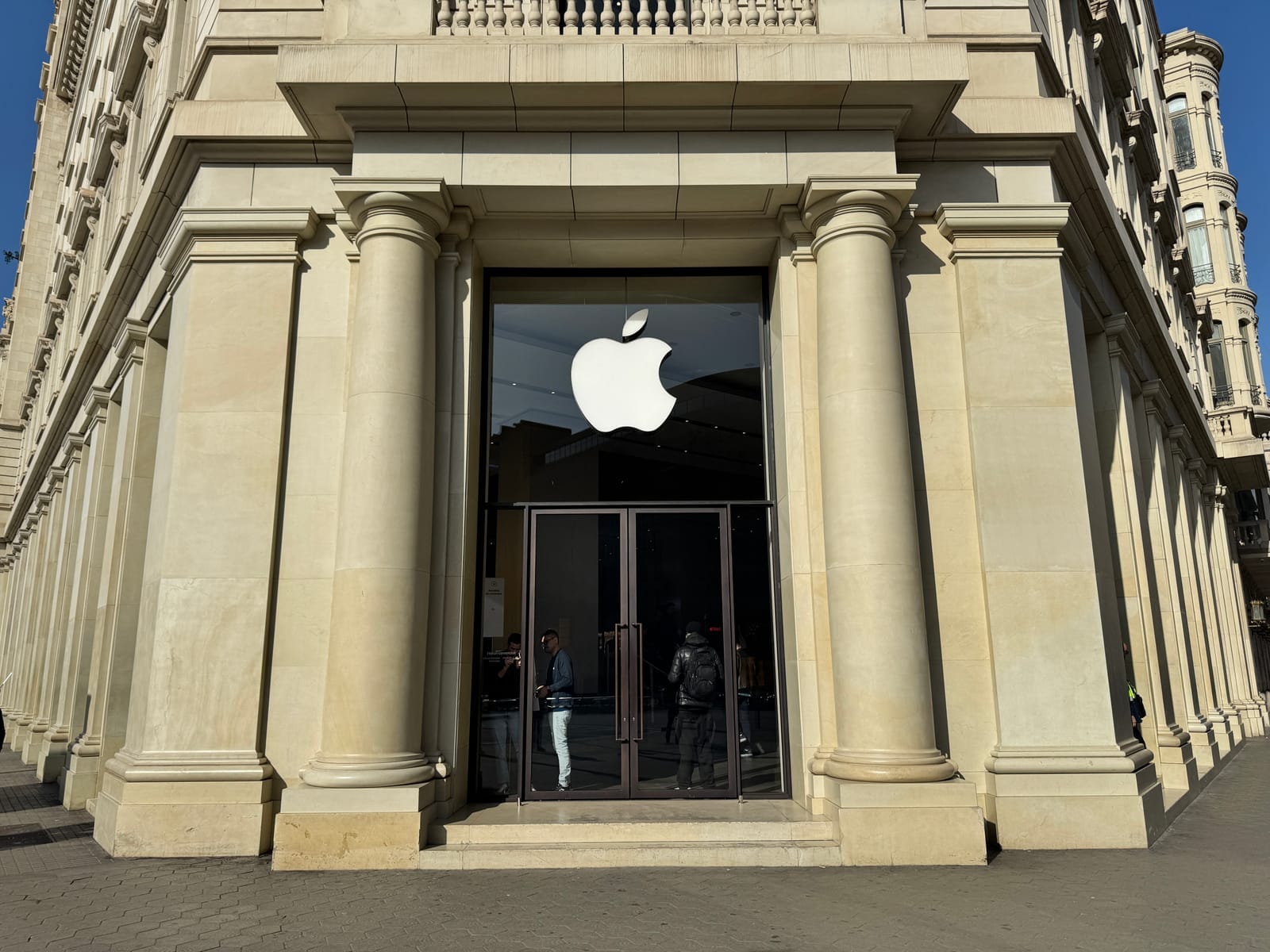 Uma Apple Retail Store em Barcelona (Apple Passeig de Gràcia).
