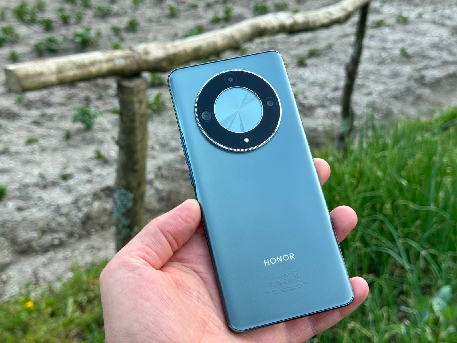 Traseira do Honor Magic6 Lite na cor verde esmeralda.