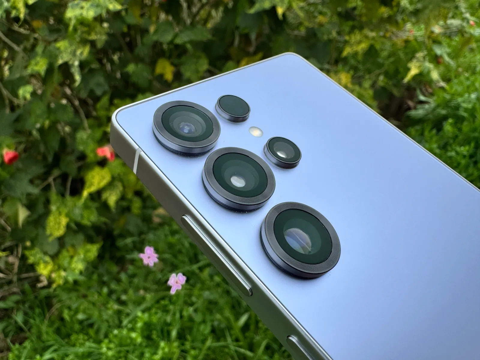 Módulo das câmaras traseiras do Samsung Galaxy S25 Ultra.