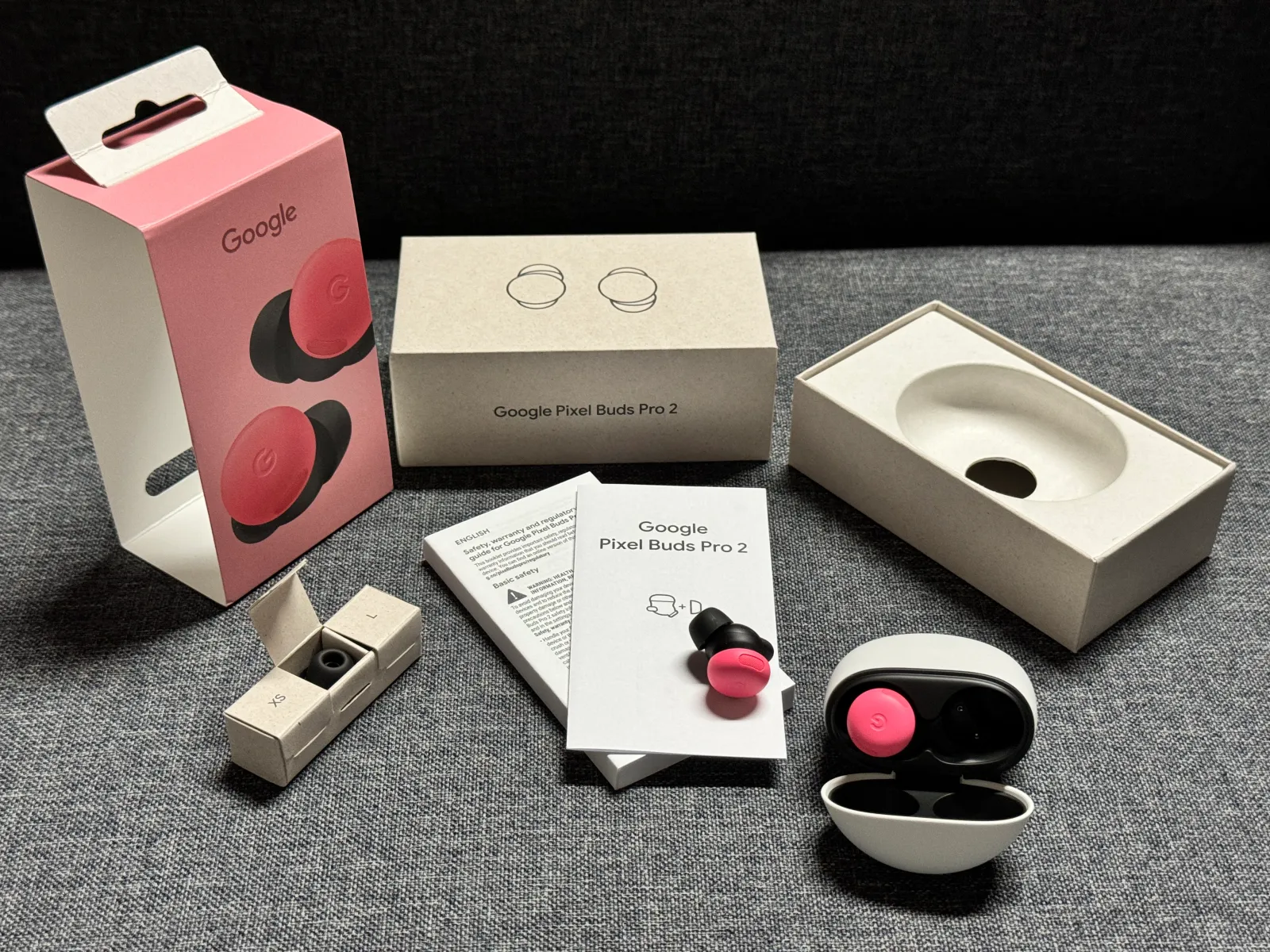 Todos os itens que vêm dentro da caixa dos Pixel Buds Pro 2.