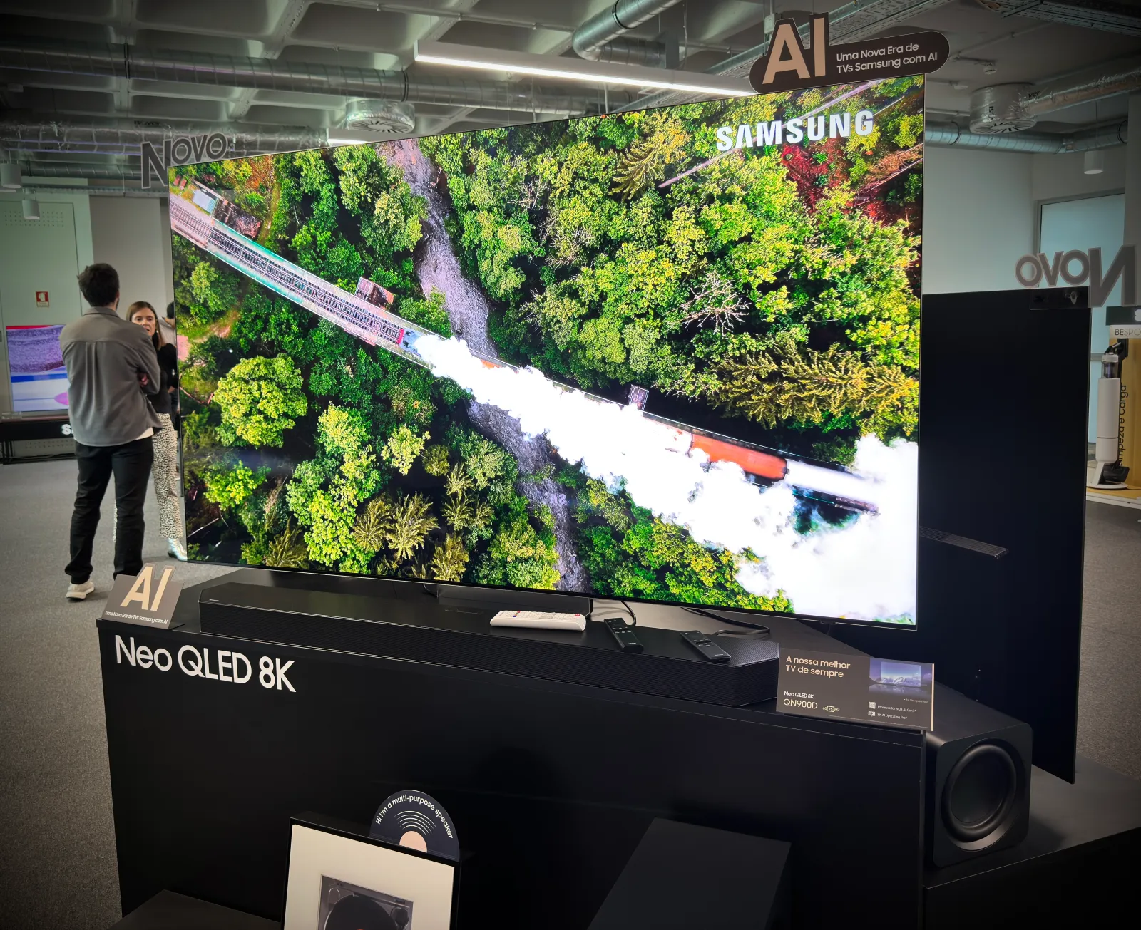 Nova Smart TV Samsung Neo QLED 8K QN 900D de 75" com a Music Frame conectada.