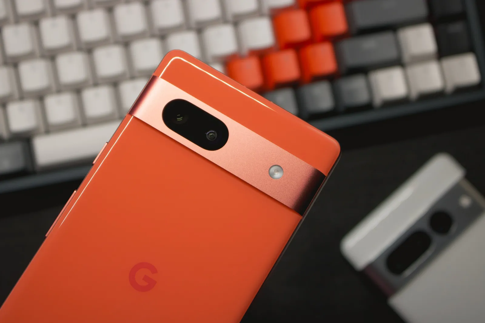 Google Pixel 7a na cor Coral