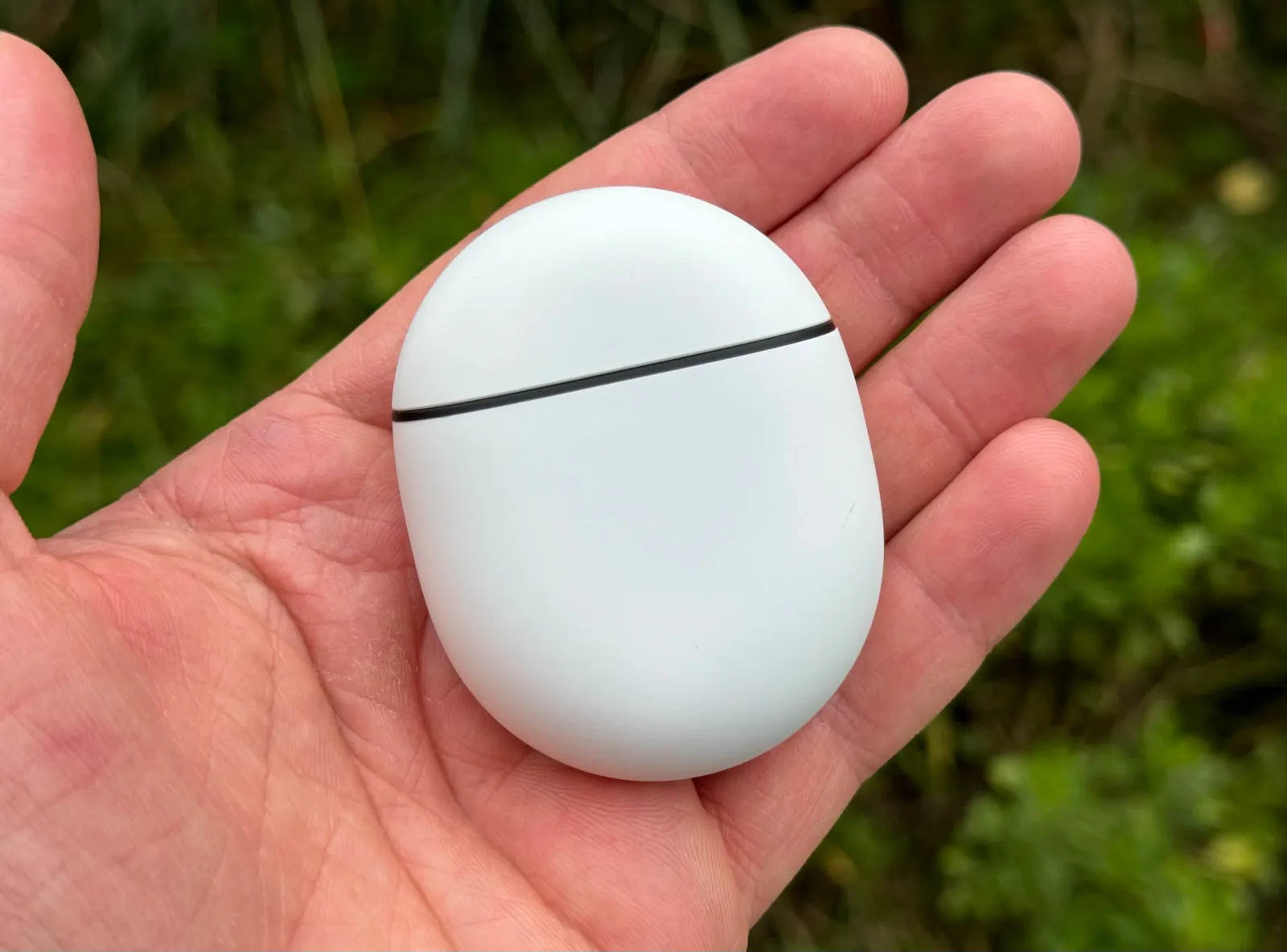 Fones Google Pixel Buds Pro a serem segurados por uma mão