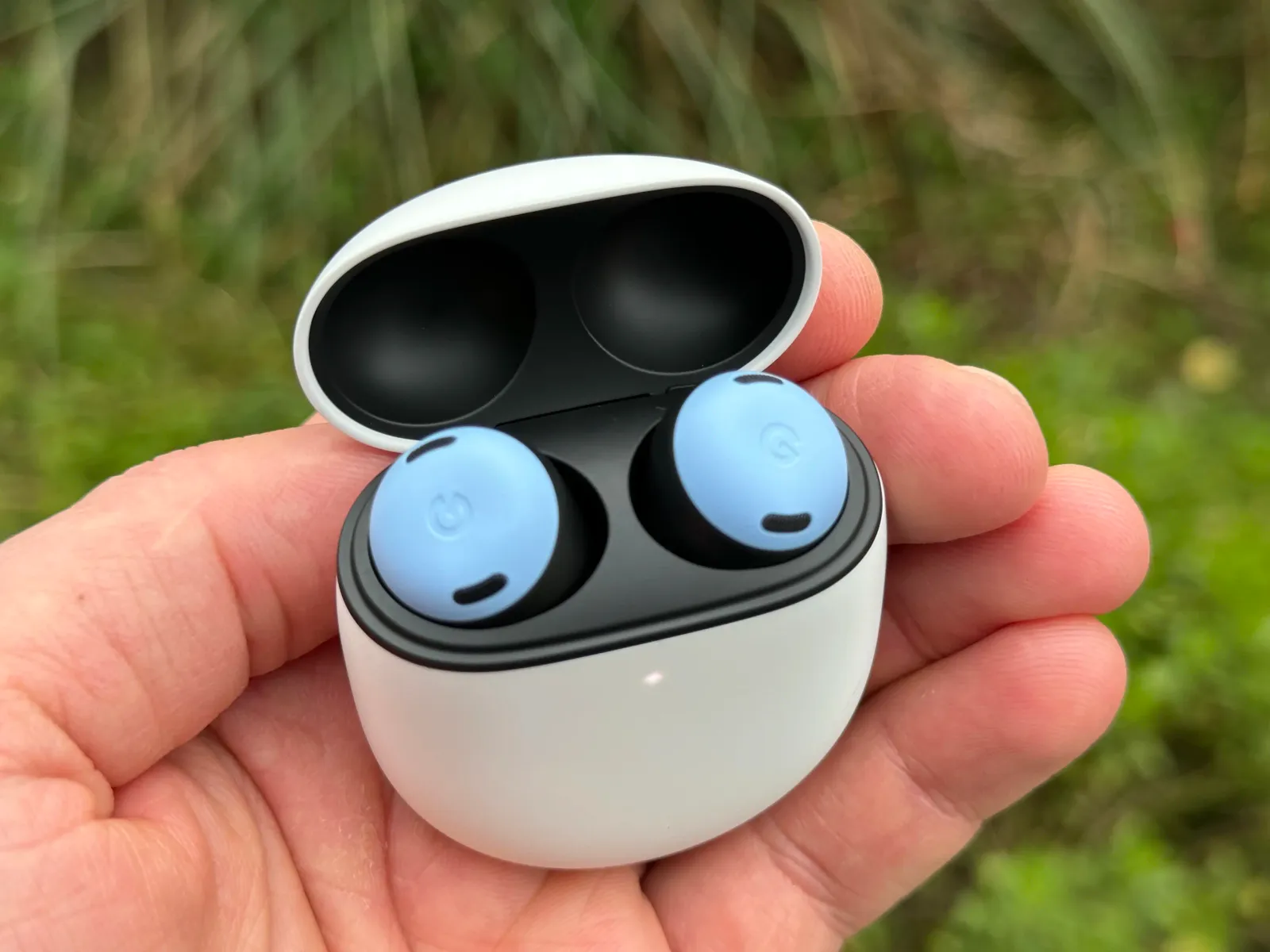 Auriculares Google Pixel Buds Pro com a tampa da caixa aberta.
