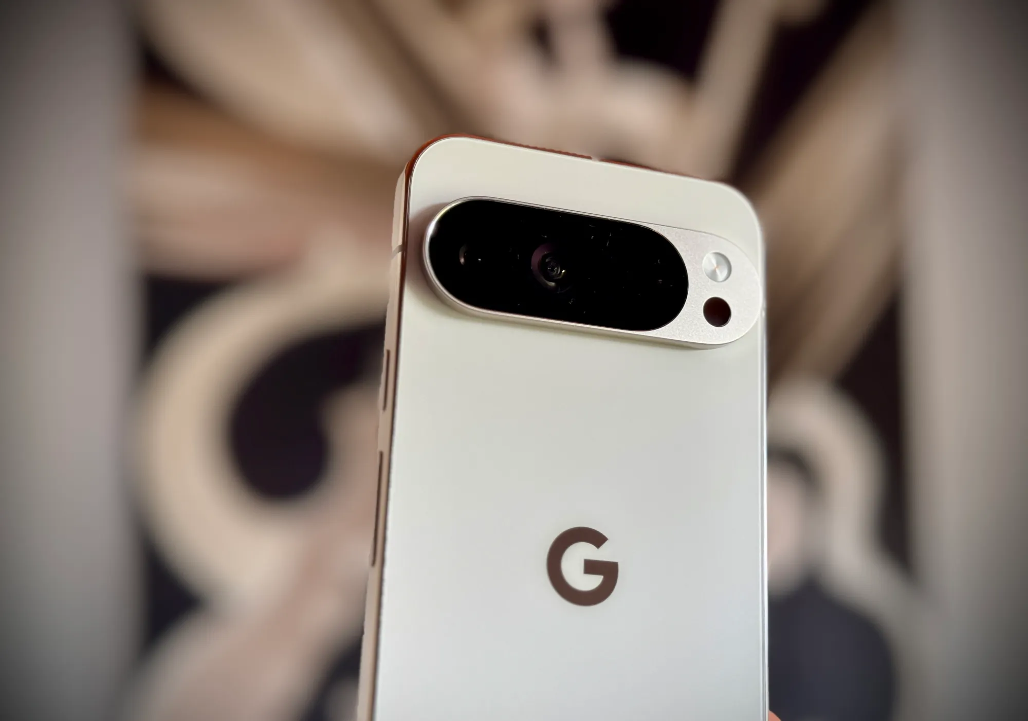 Módulo de câmaras traseiras do Pixel 10 Pro XL.