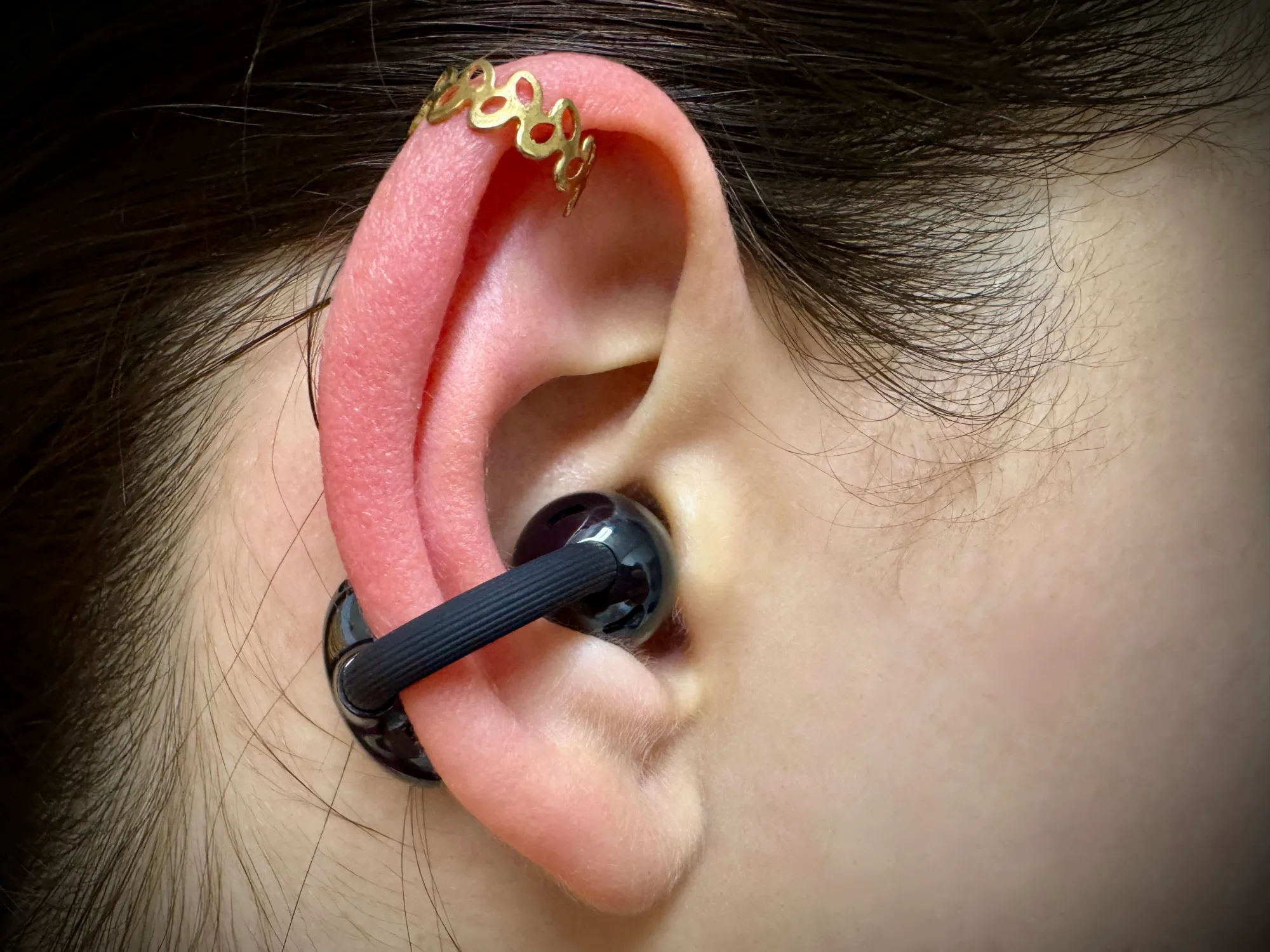 Os Huawei FreeClip 2 colocados numa orelha.