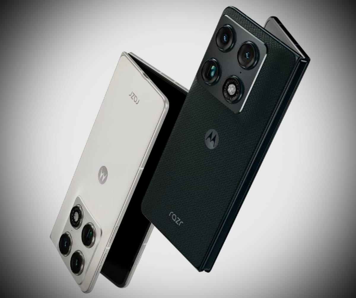 Novo Motorola Razr Fold revestido em PANTONE nas cores Lily White e Blackened Blue.