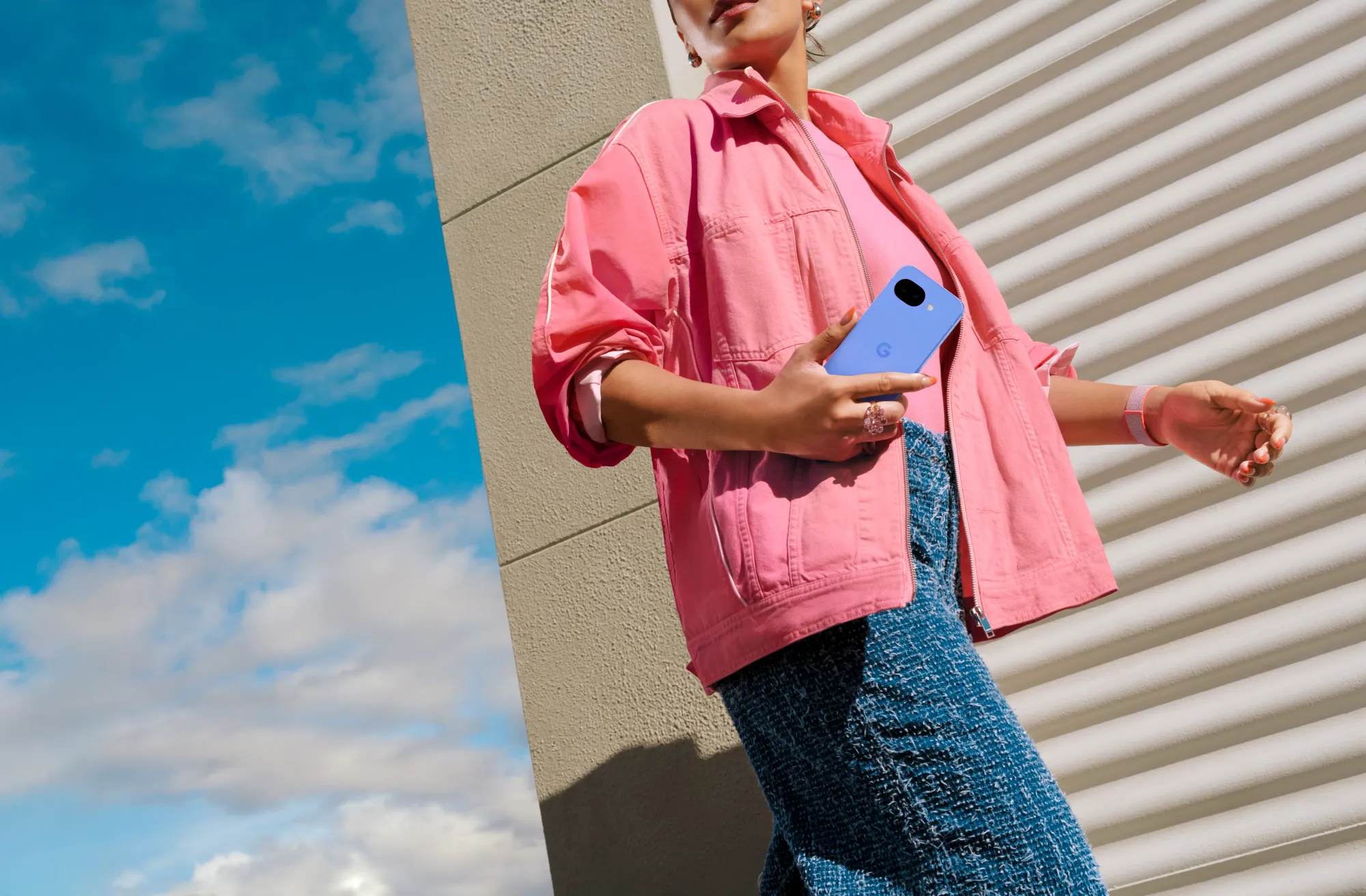 Uma mulher a segurar um Pixel 10a na cor Lavanda.