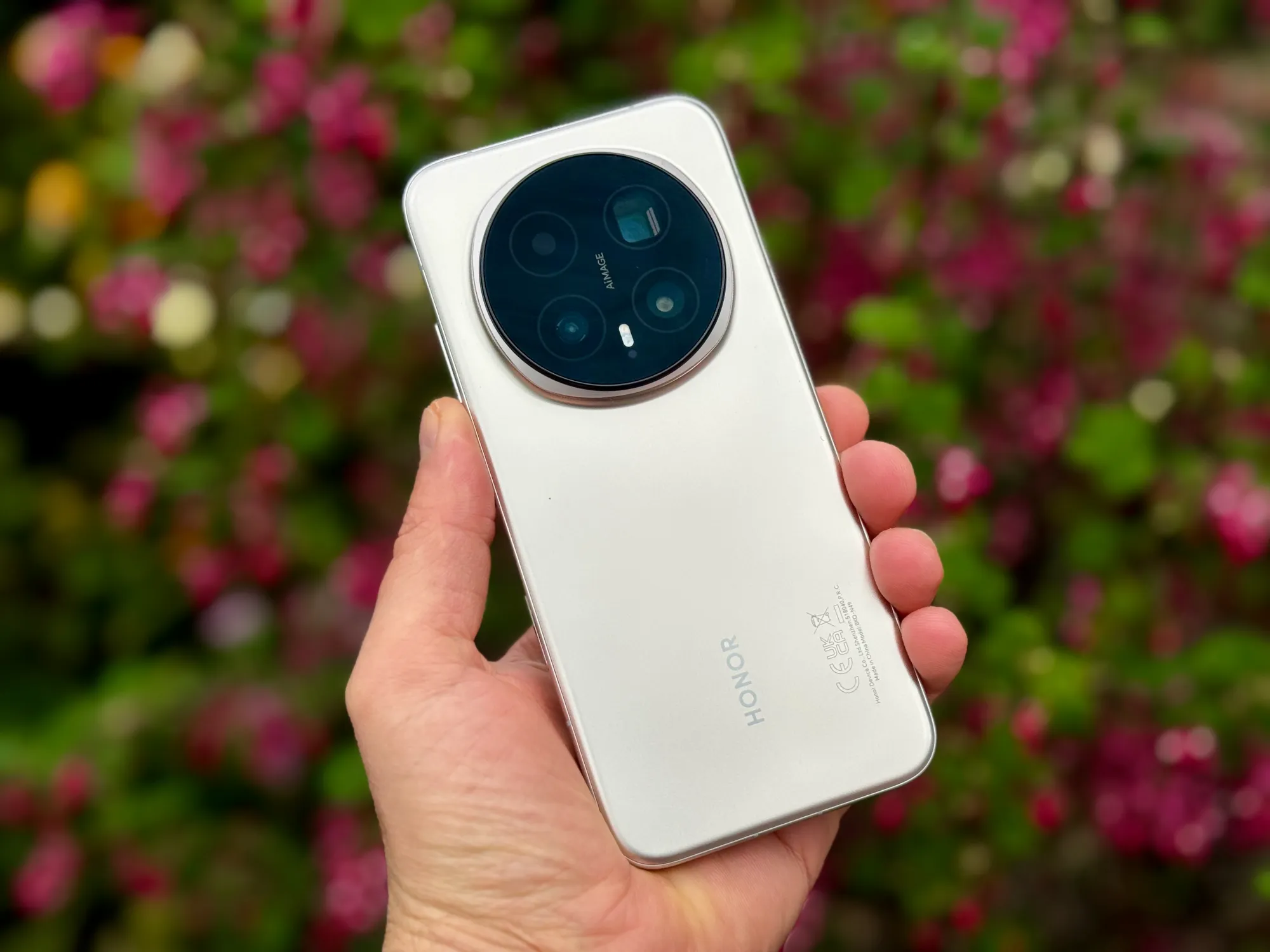 Honor Magic8 Pro na cor Sunrise Gold.