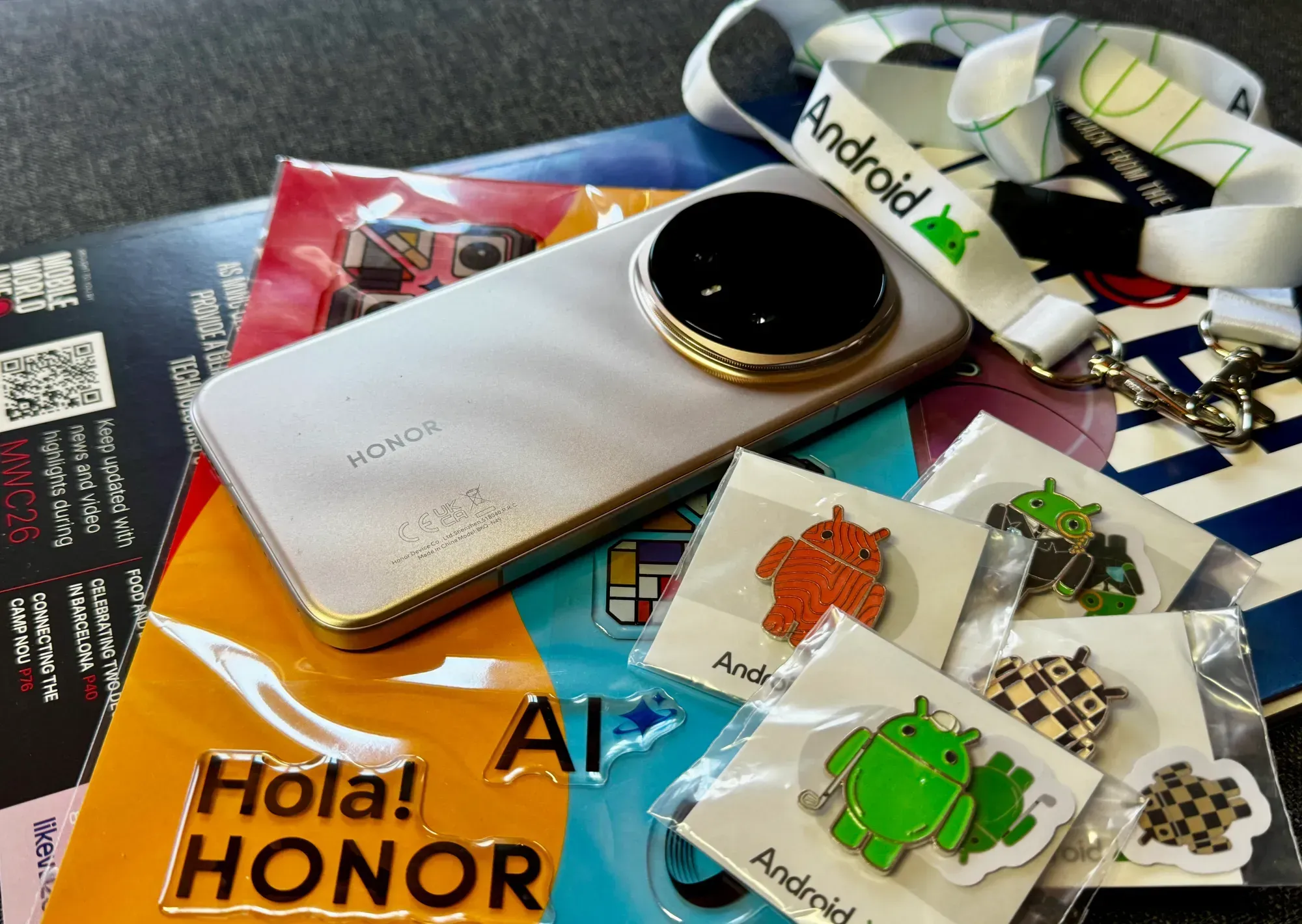 Honor Magic8 Pro na cor Sunrise Gold.