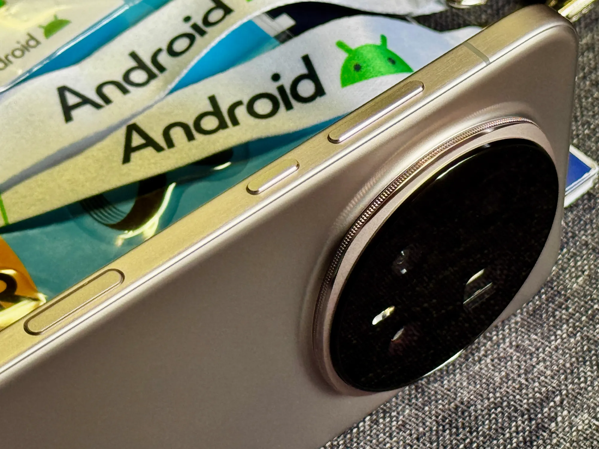 Honor Magic8 Pro com botão de IA integrado.