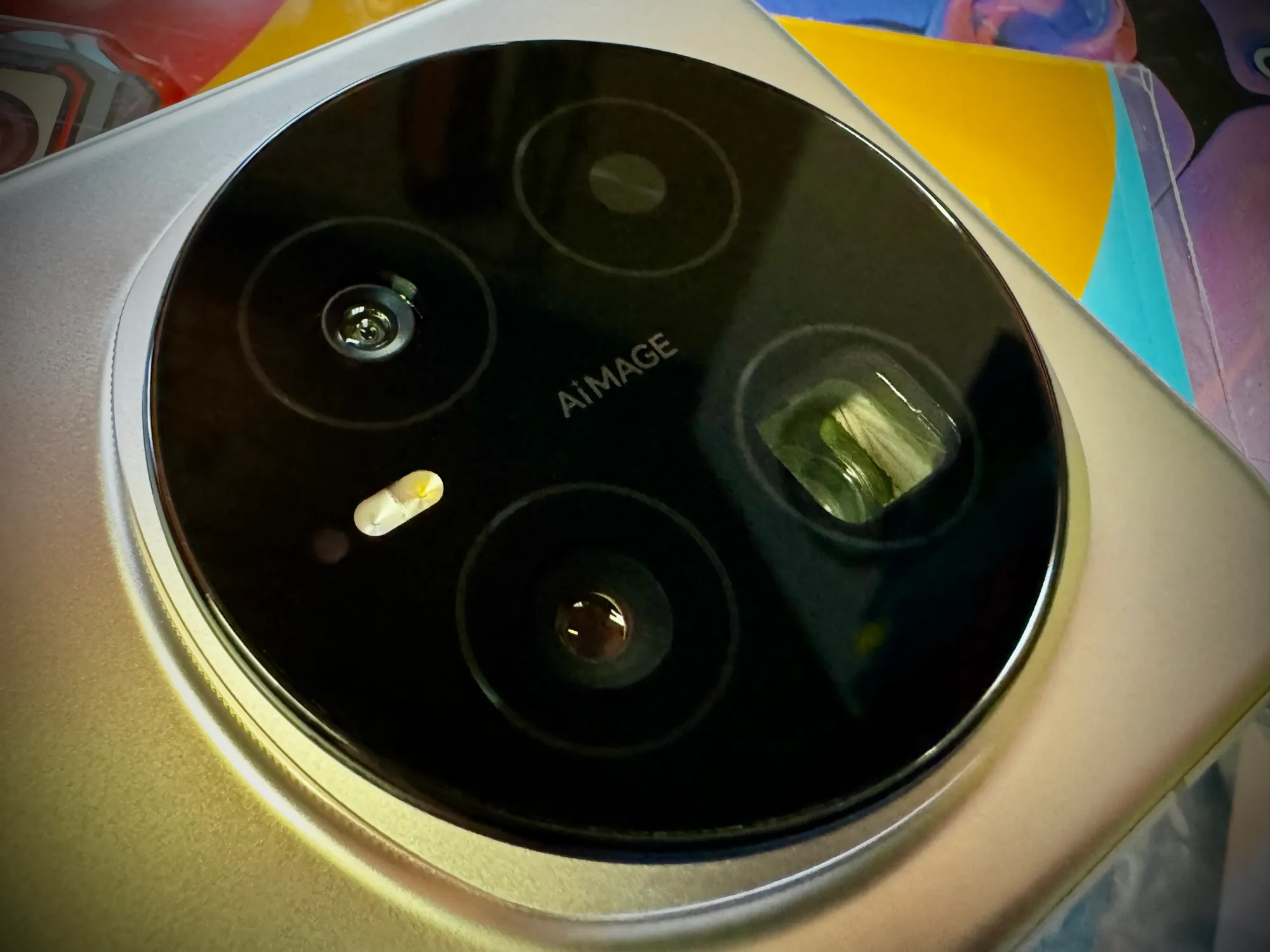 Módulo das câmaras traseiras do Honor Magic8 Pro. 