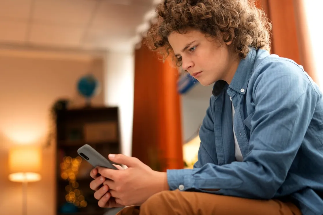 "Adolescência" da Netflix acende alerta: emojis podem não ser o que parecem!