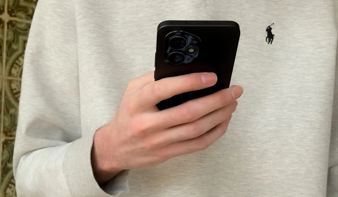 Se procuras um bom smartphone com preço acessível - olha para o Honor 400