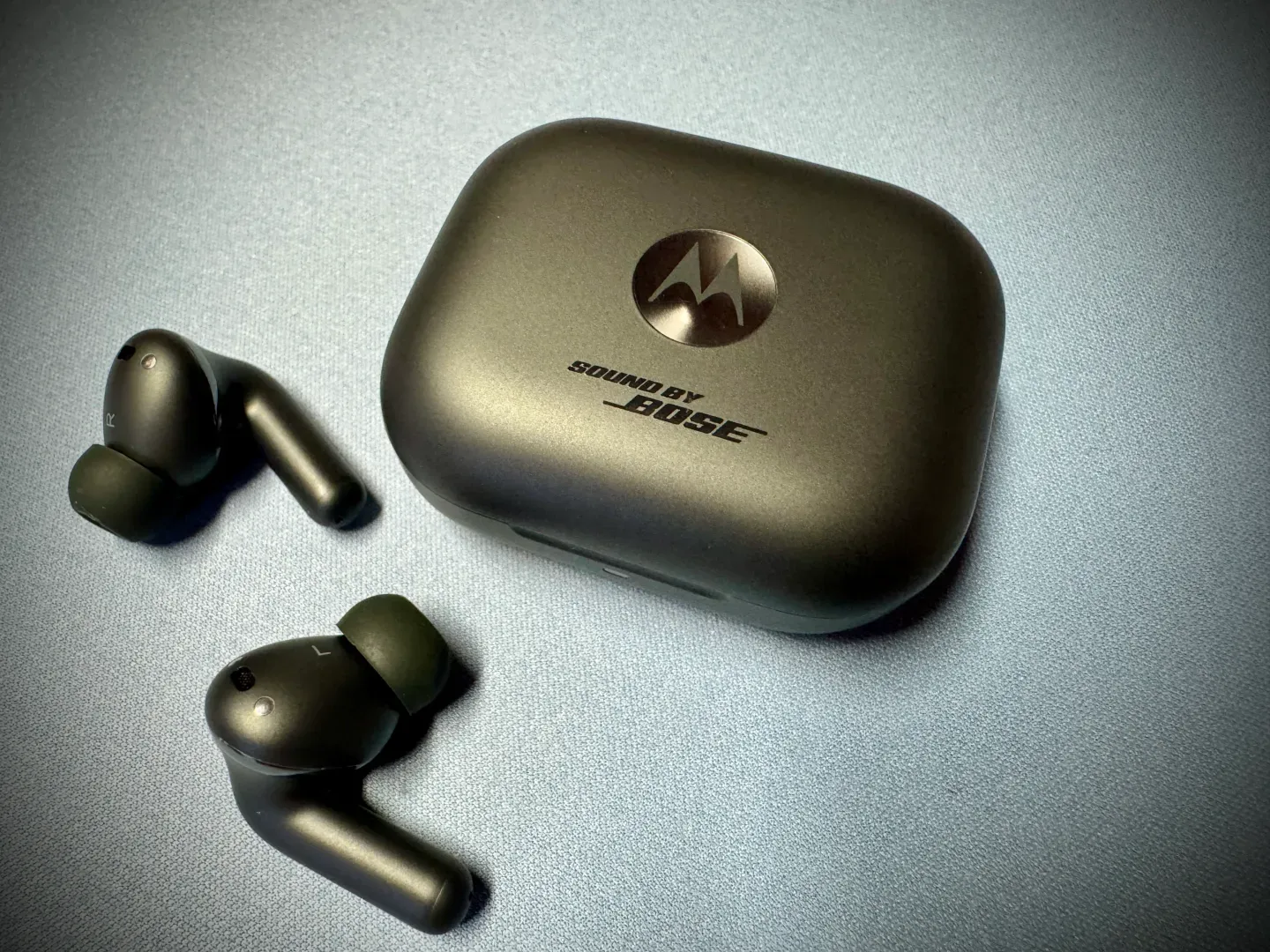 Auriculares Motorola Moto Buds+ Sound by Bose 