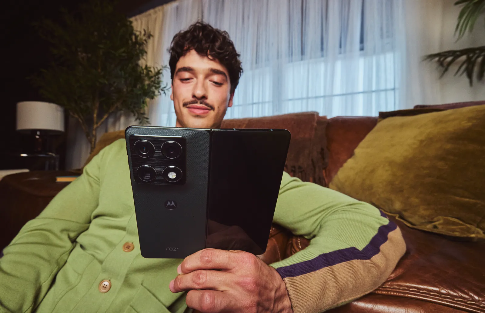 MWC 2026: Motorola Razr Fold é o primeiro dobrável “livro” da marca