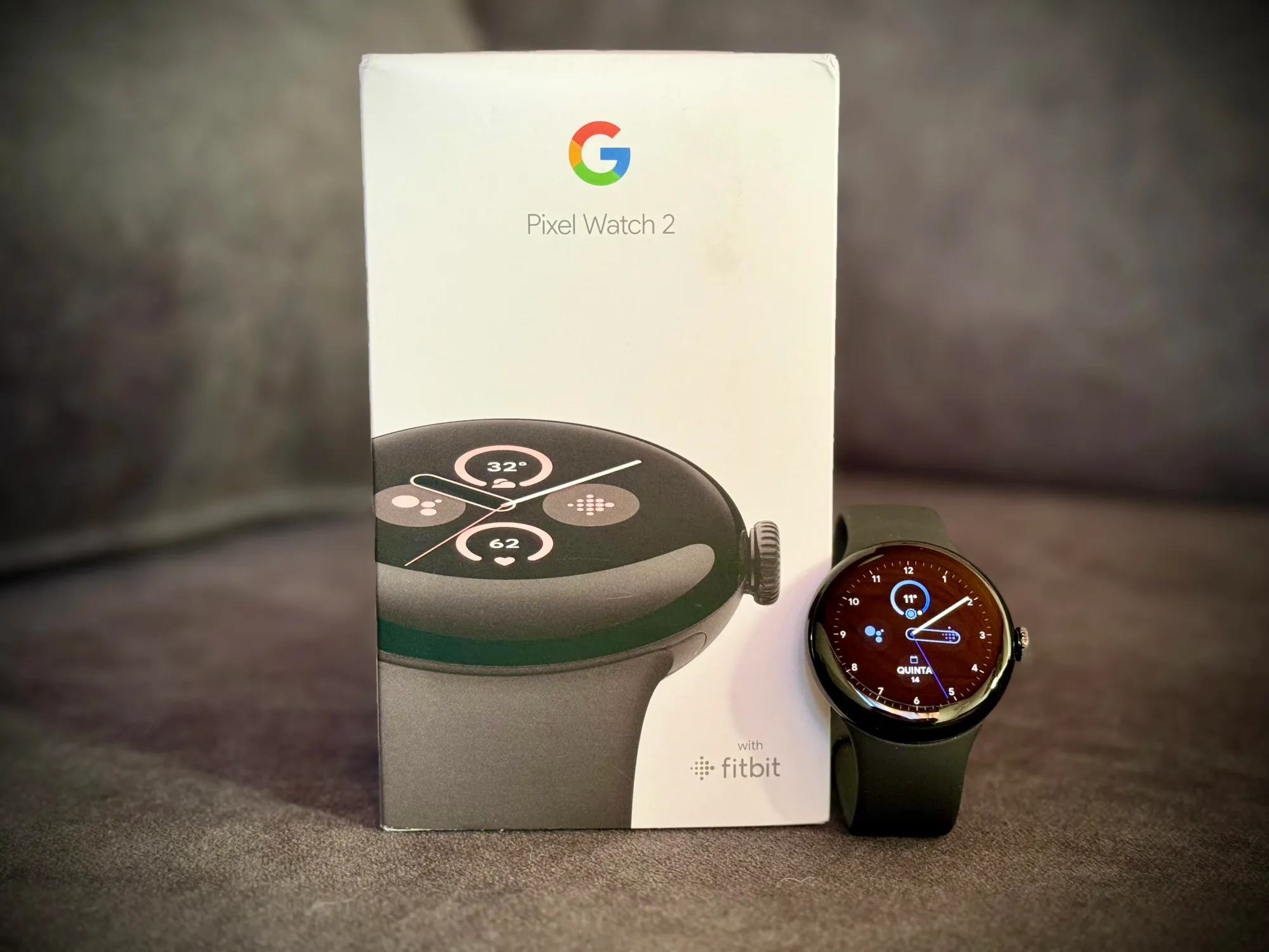 Smartwatch Google Pixel Watch 2 junto com a sua embalagem