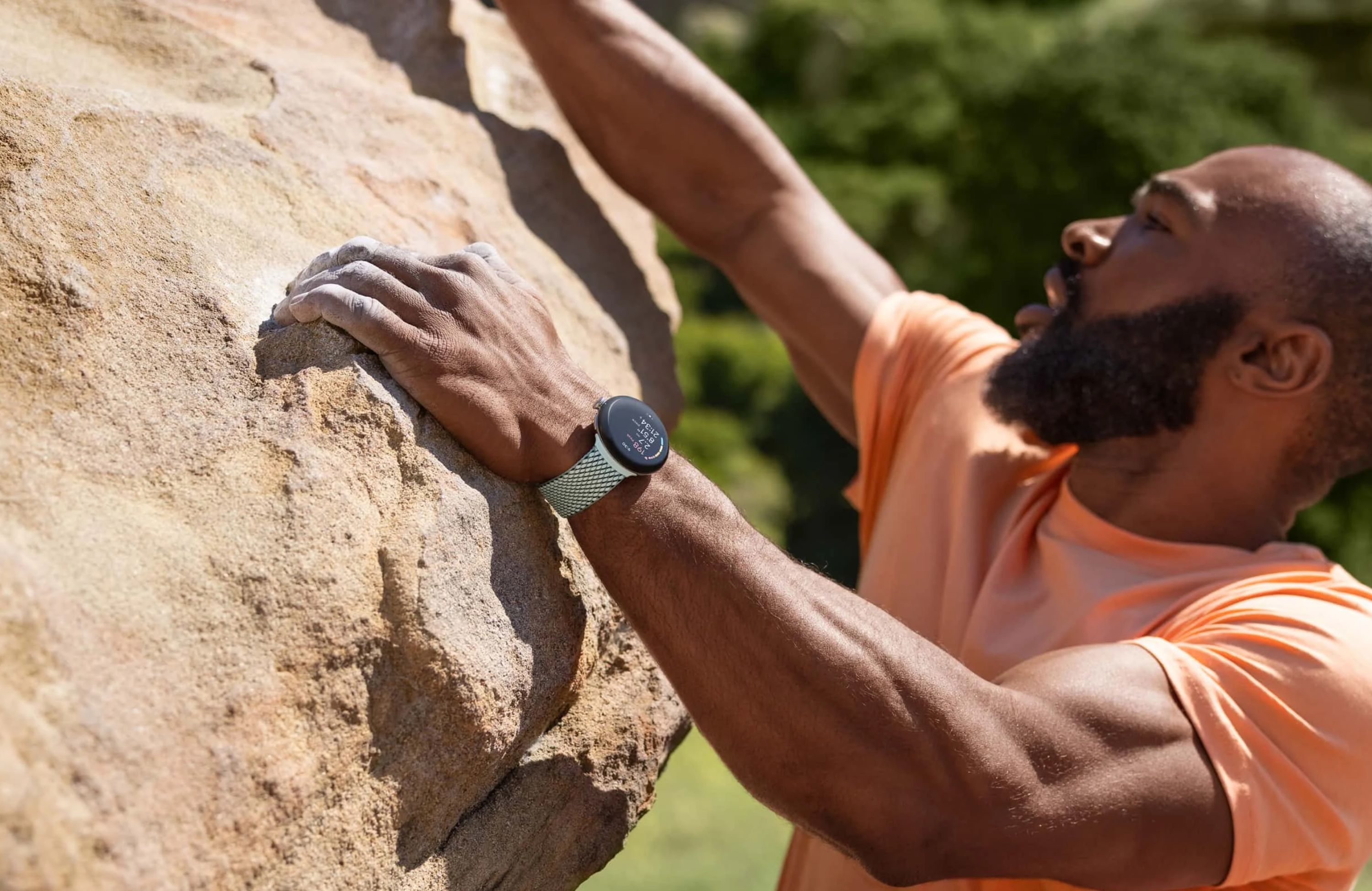 Pessoa a escalar montanha com o seu Pixel Watch