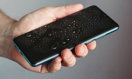 Água nas colunas do smartphone? Experimenta esta dica para a expelir