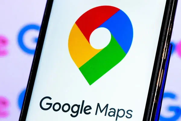 Eis as modificações de design do Google Maps. smartphone com ícone do Google Maps