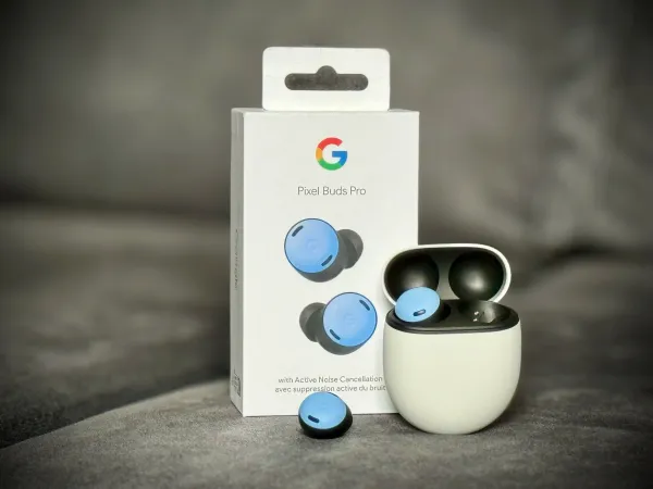 Google Pixel Buds Pro em cima de um sofá