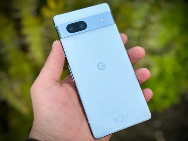 Uma mão a segurar um Google Pixel 7a na cor Oceano